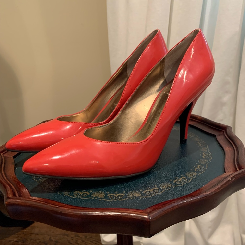 Guess classic patent pumps
